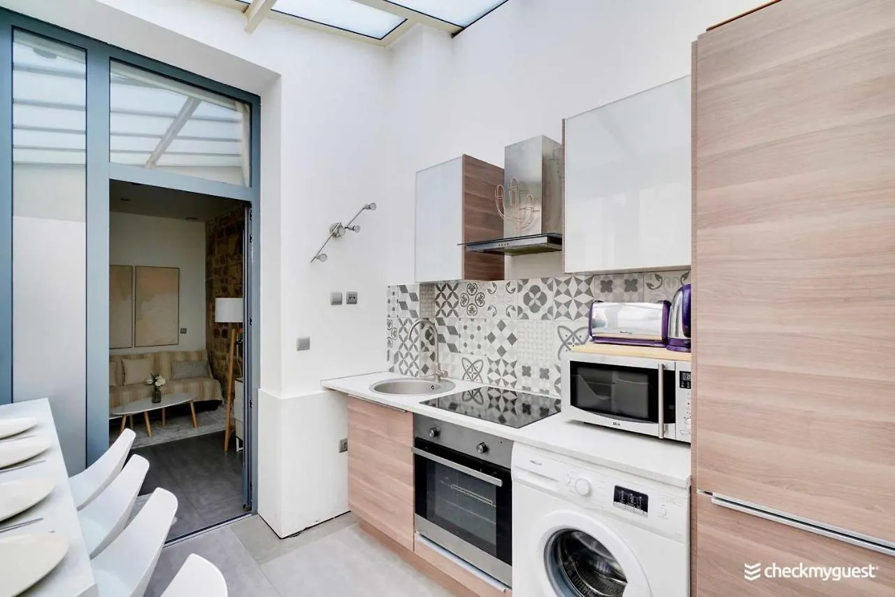Cosy Apartment 2 Pers Voltaire location